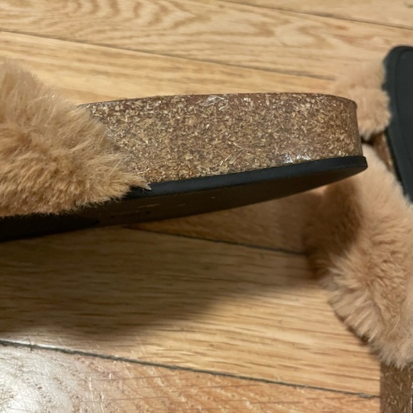 Mossimo Supply Co. Tan Fuzzy Slippers Women’s 8.5 - Picture 7 of 8